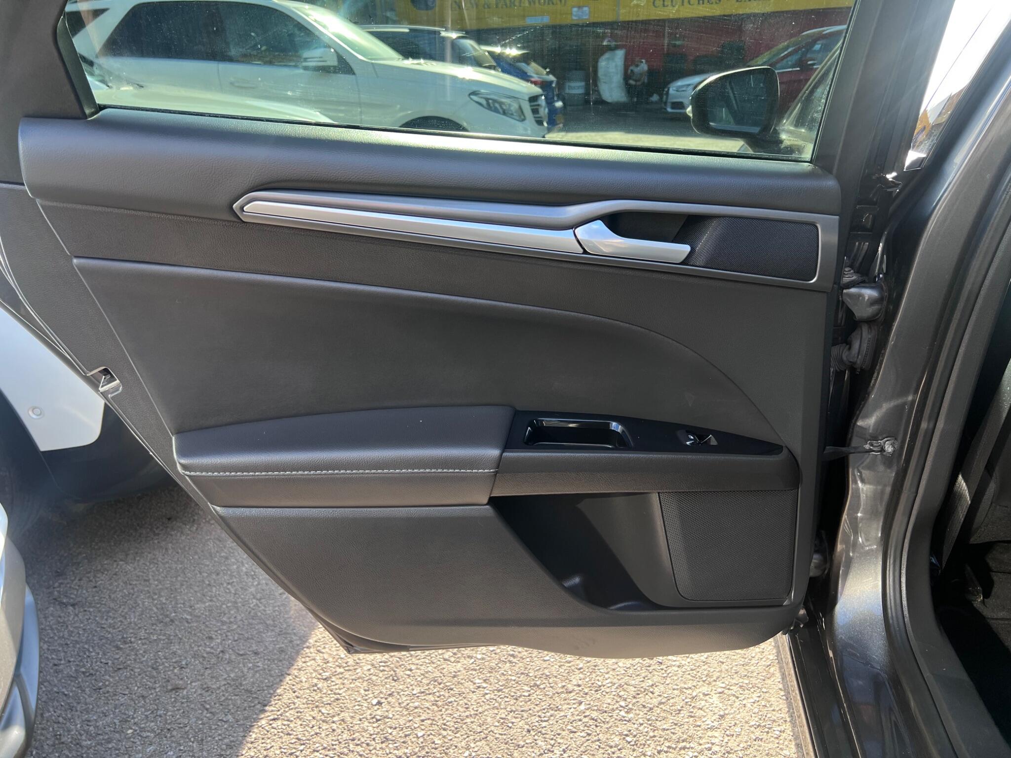 Ford Mondeo view 31