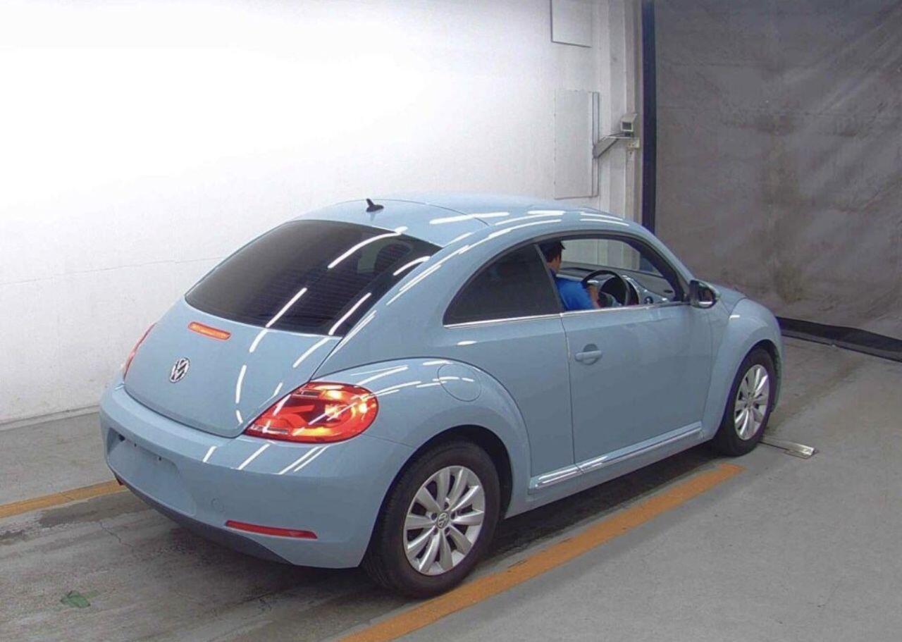 Volkswagen Beetle view 4