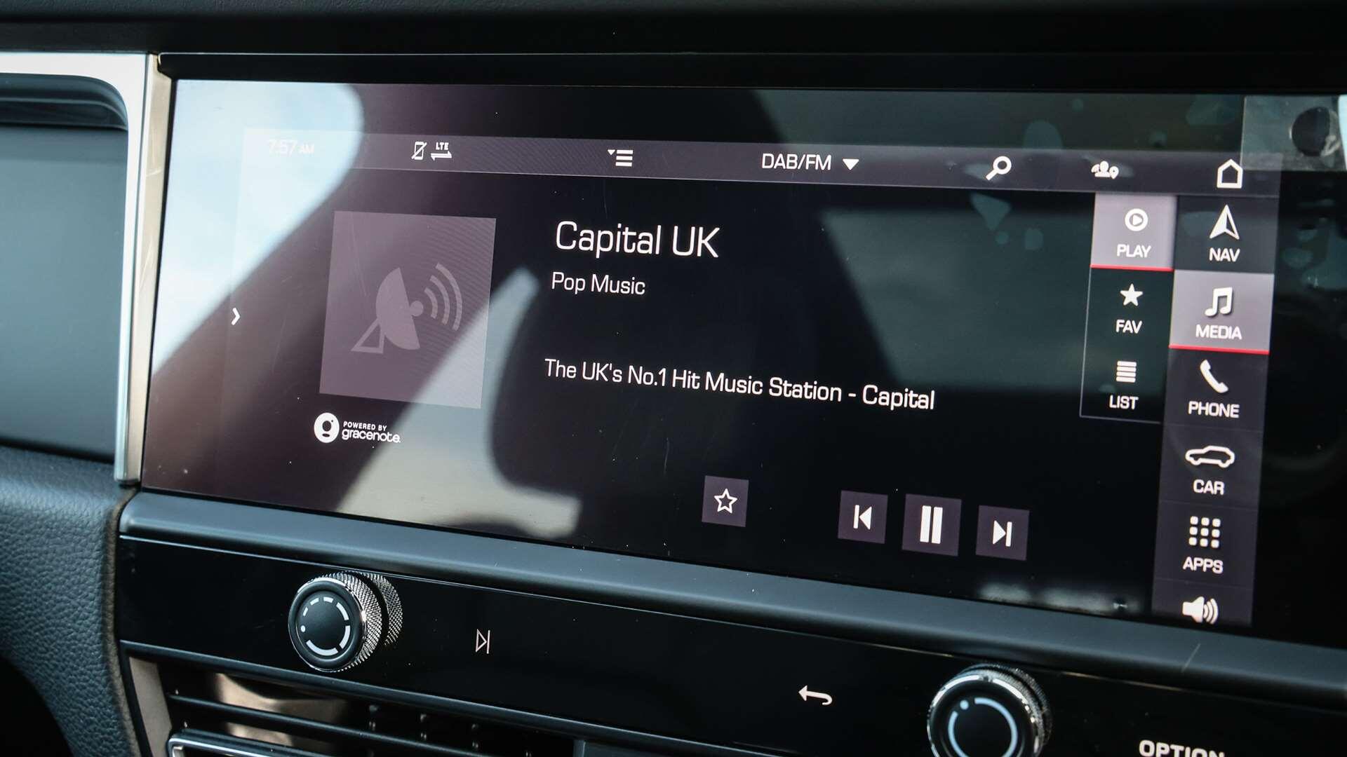 Porsche Macan view 22