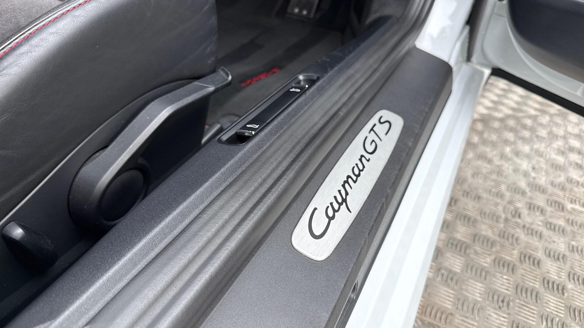 Porsche Cayman view 32