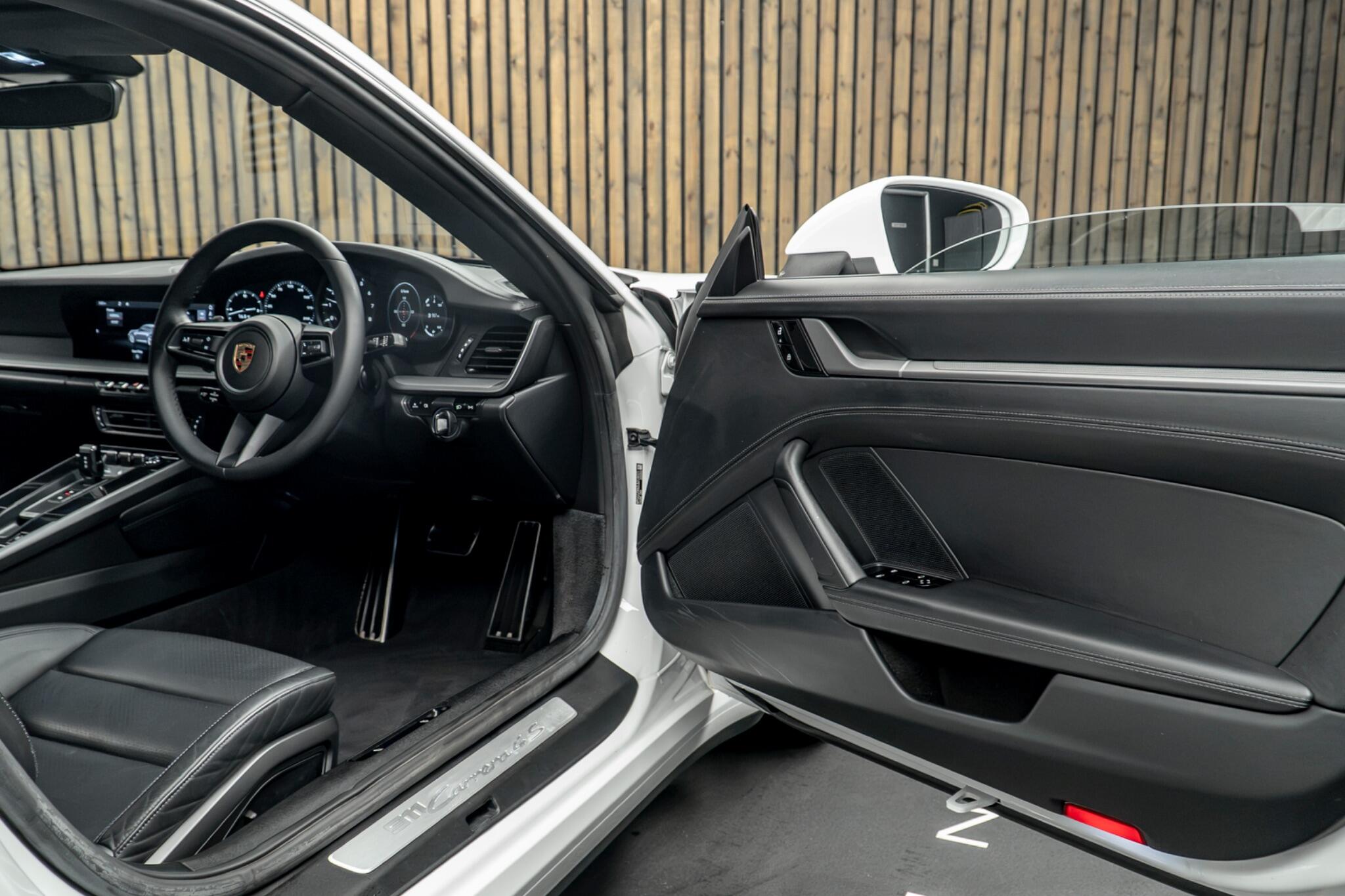 Porsche 911 view 31