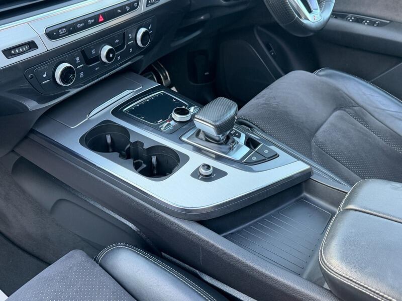 Audi Q7 view 29
