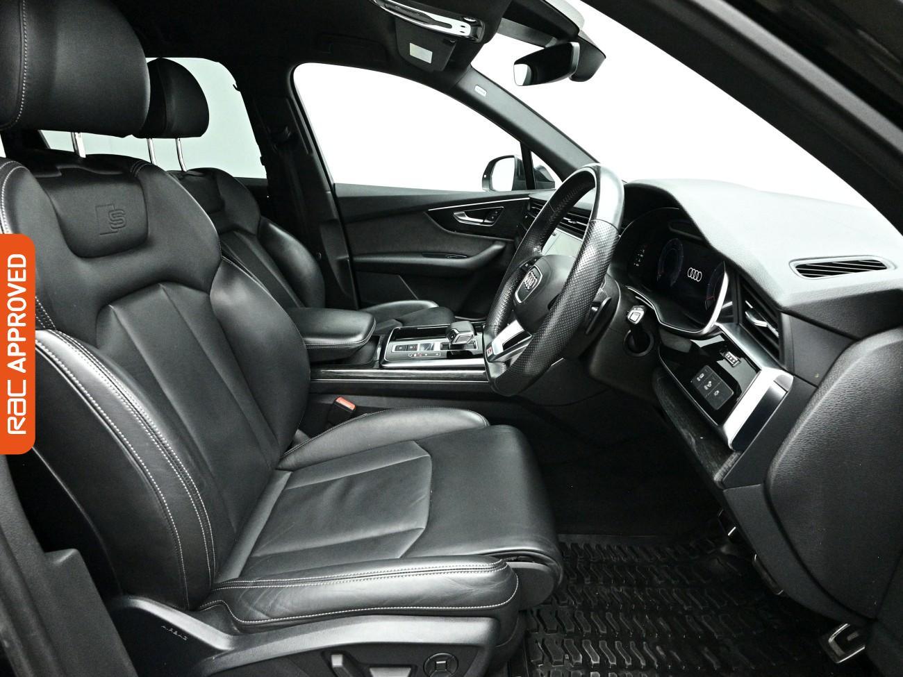 Audi Q7 view 12