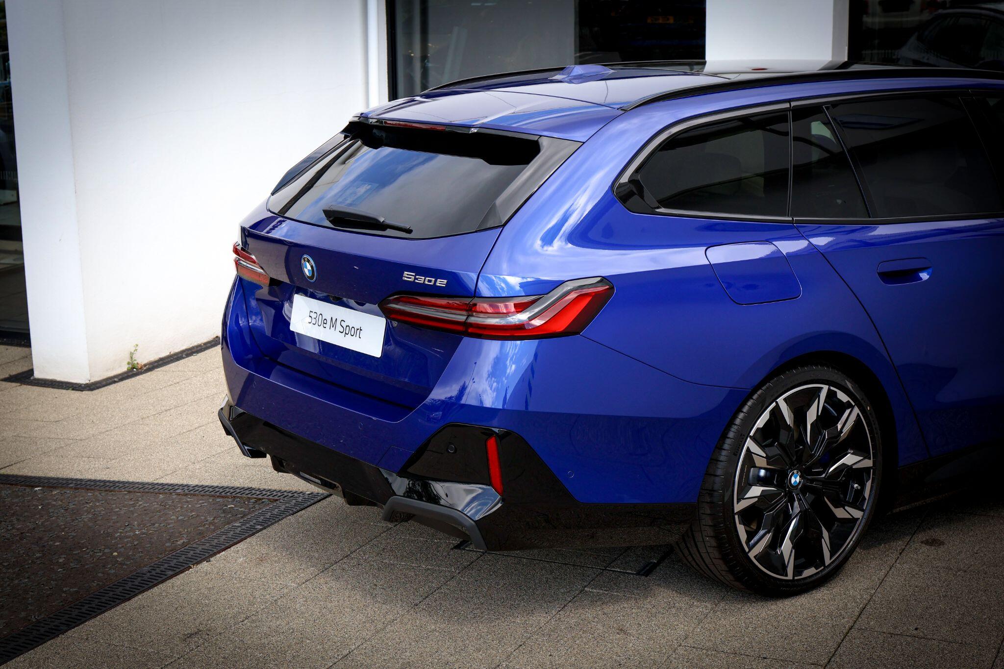 BMW 5 Series view 9