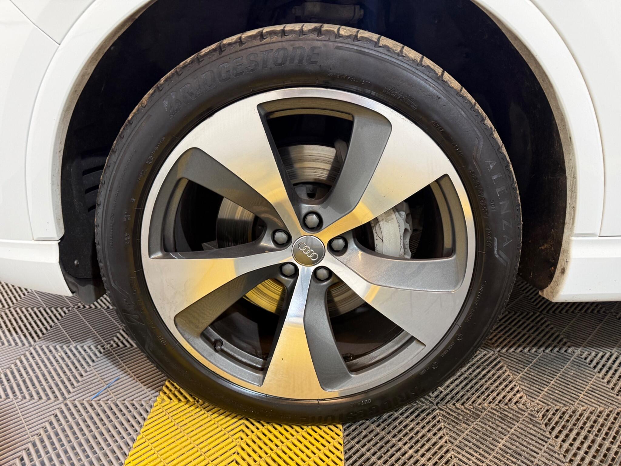 Audi Q7 view 63