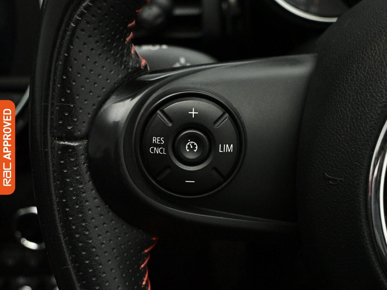 Mini Convertible view 24