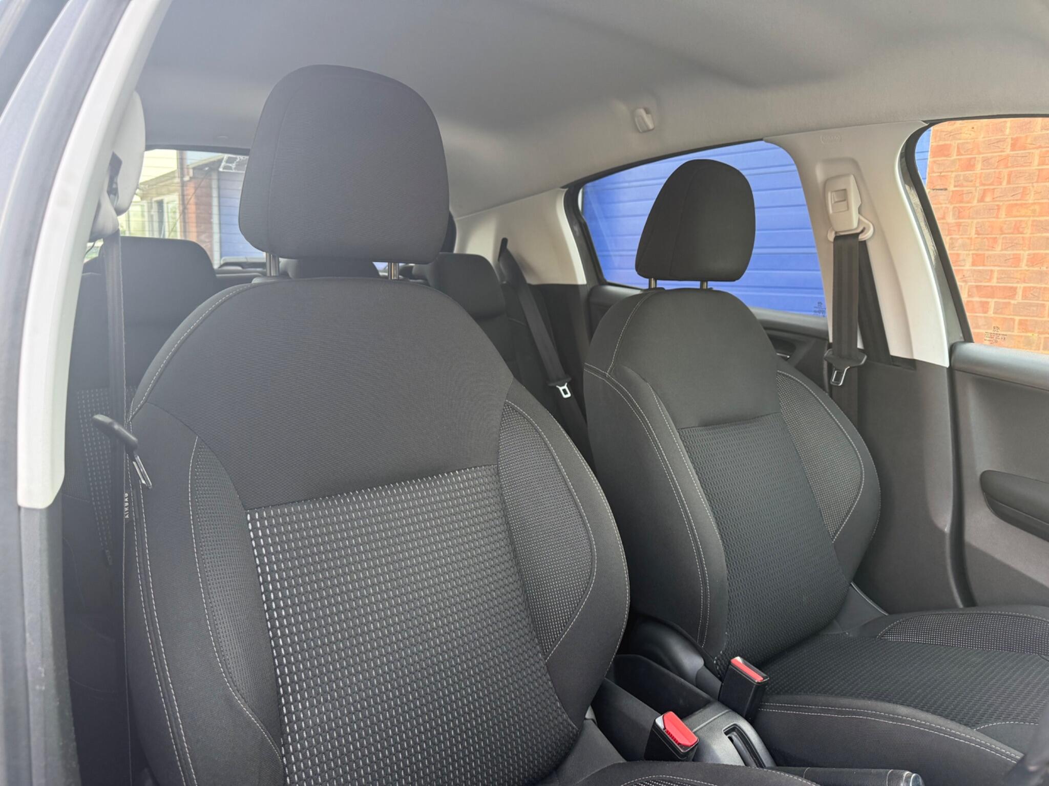 Peugeot 208 view 9