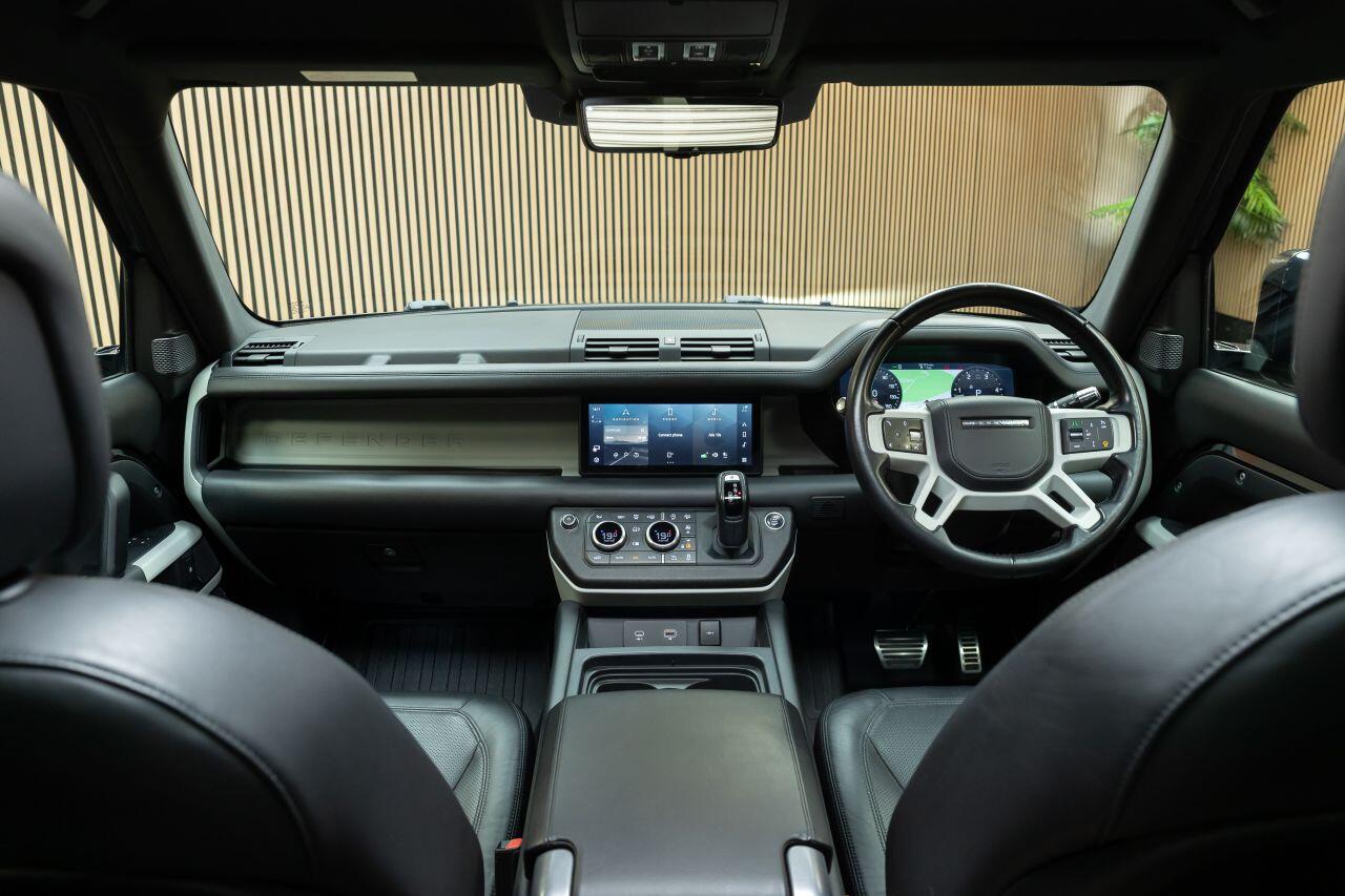 Land Rover Defender 110 view 16