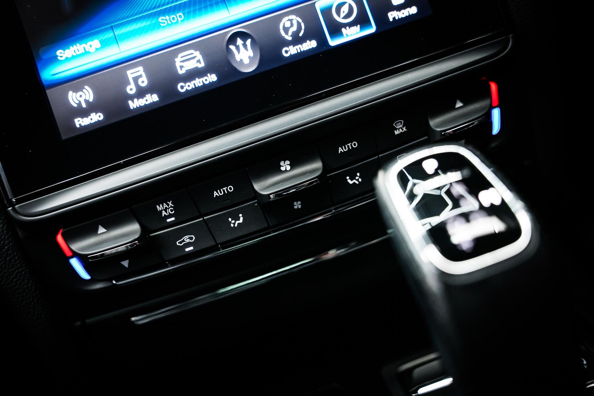 Maserati Quattroporte view 45