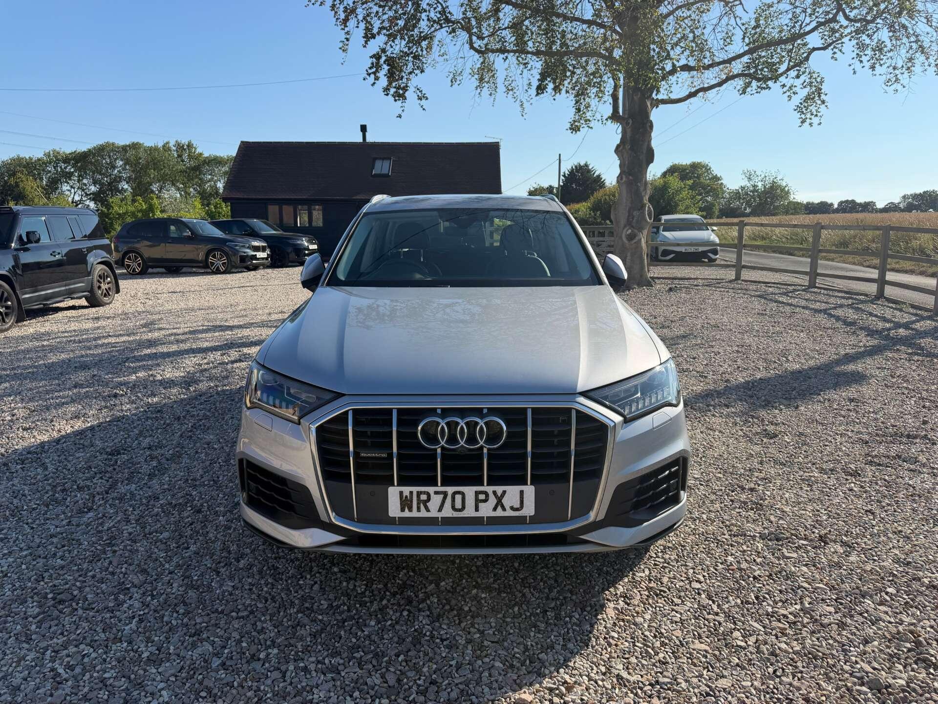 Audi Q7 view 8