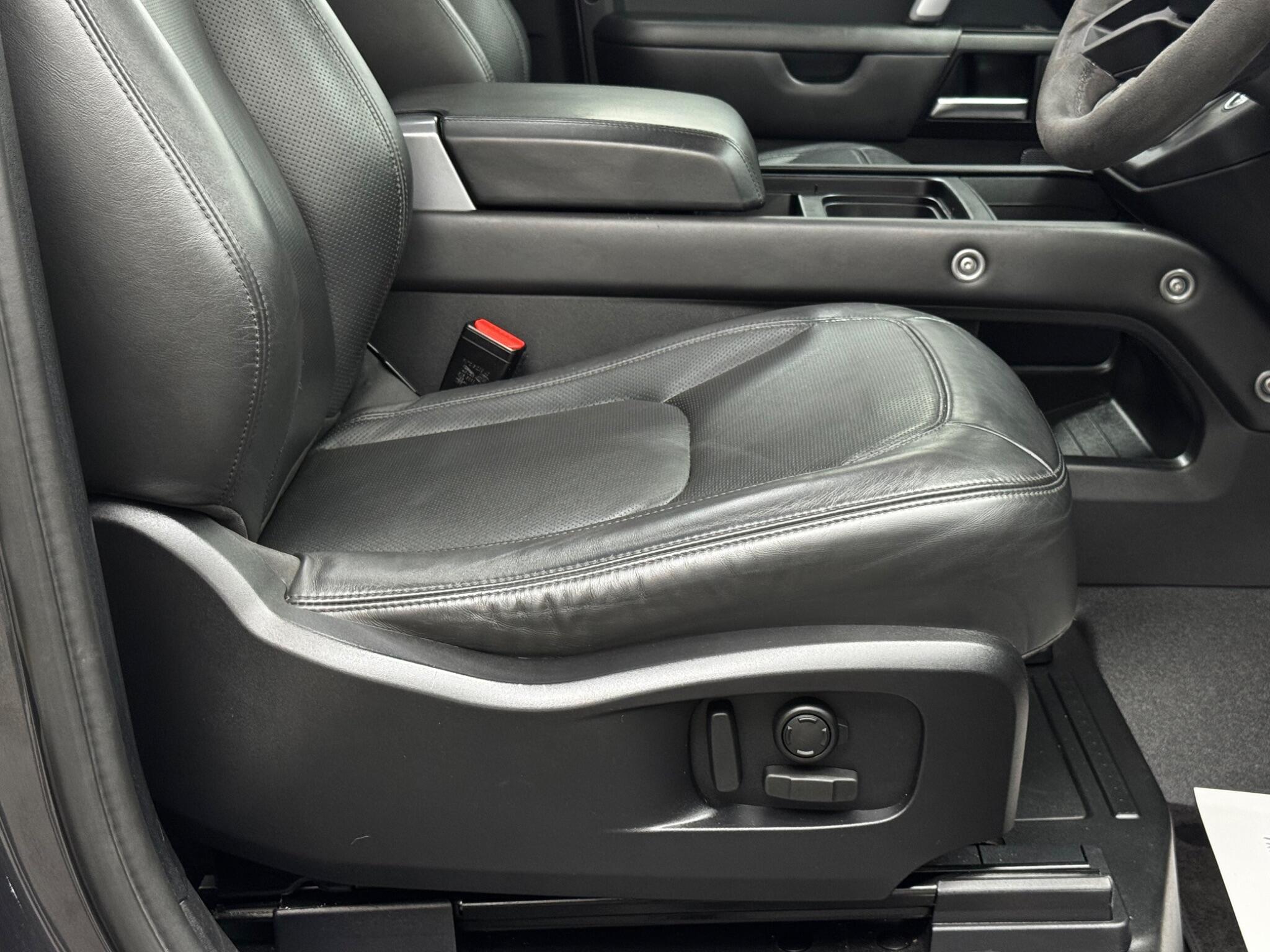 Land Rover Defender view 30