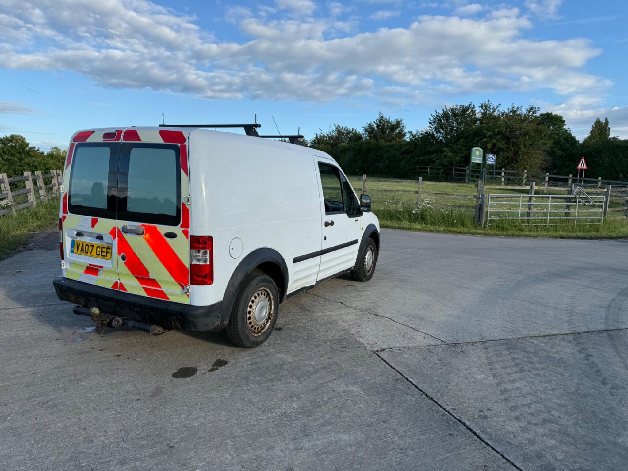 Ford Transit Connect 1.8 TDCi T200 LX L1 H1 4dr — photo 28 of 86