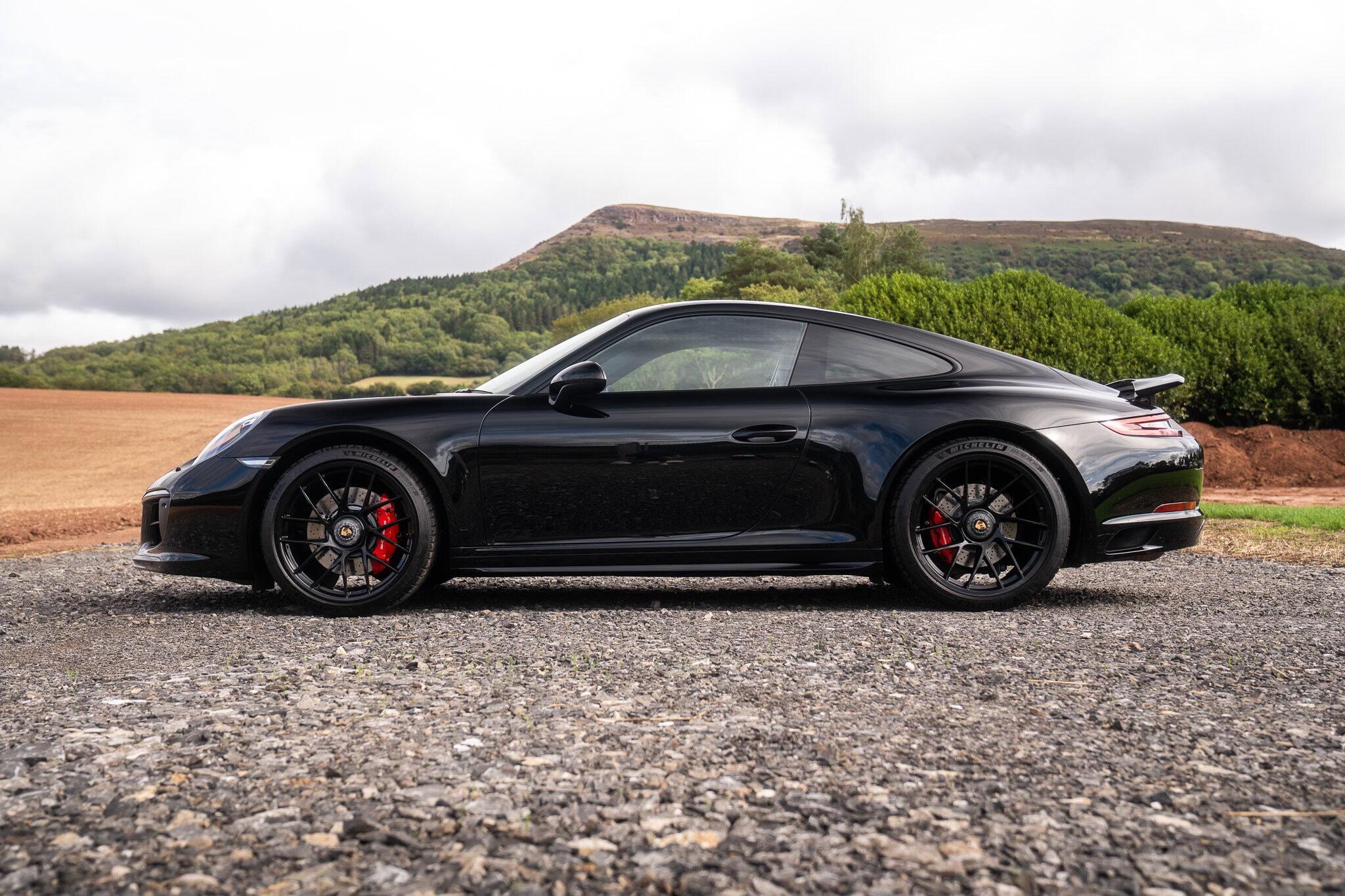 Porsche 911 view 4