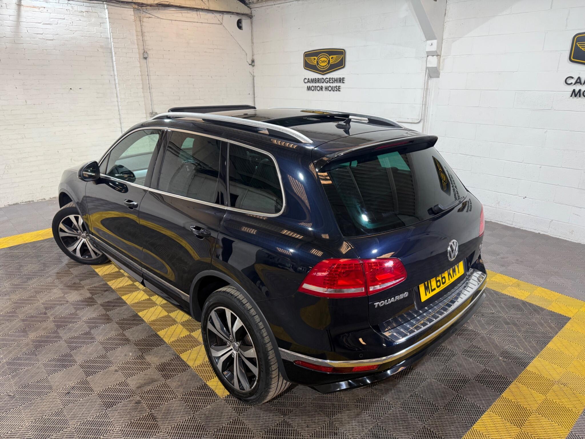 Volkswagen Touareg view 11