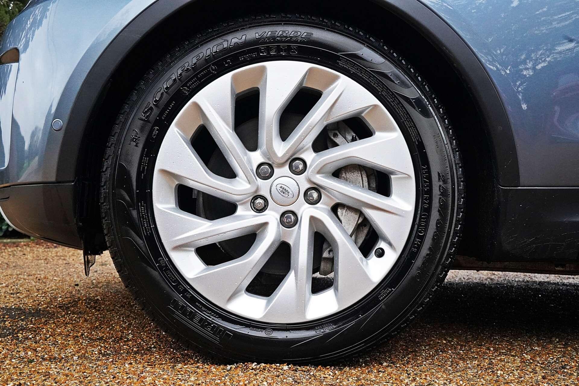 Land Rover Discovery view 2