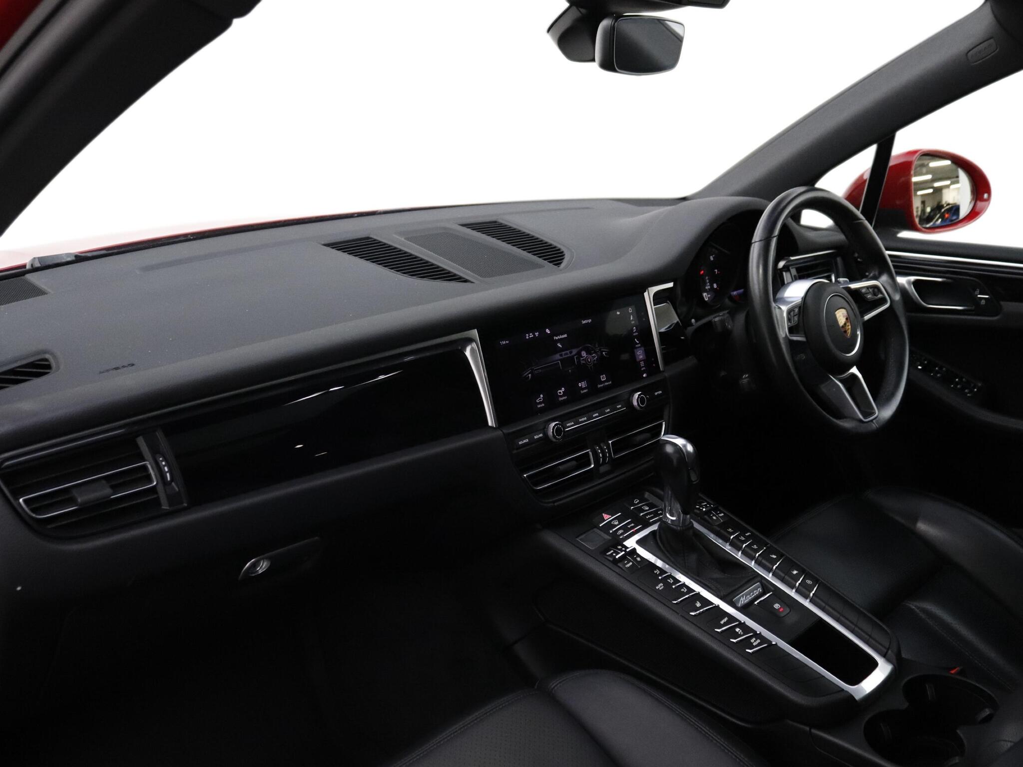 Porsche Macan view 13