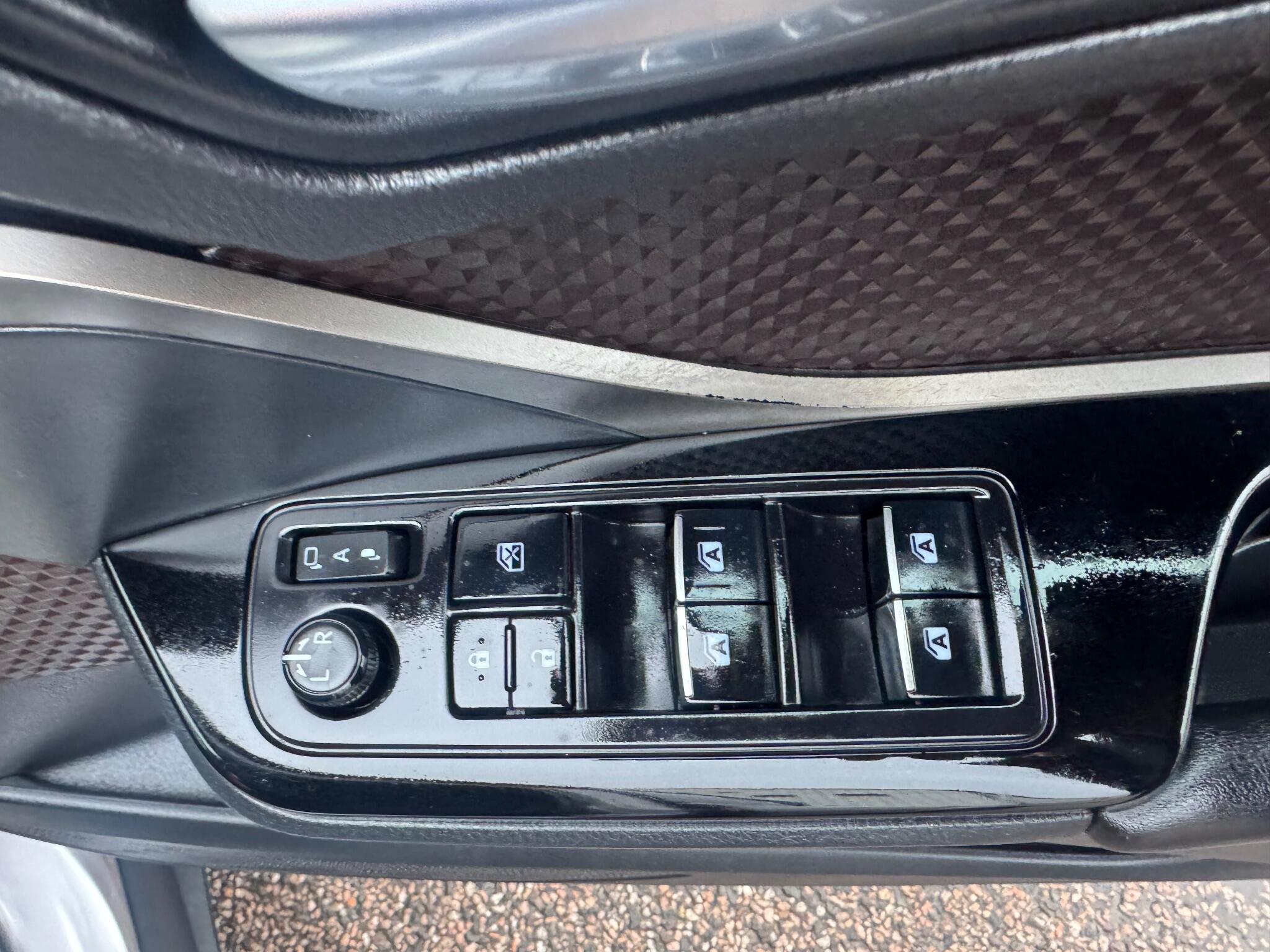 Toyota C-HR view 15