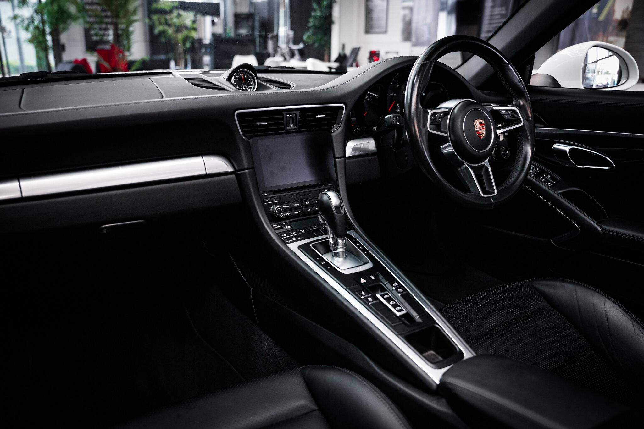 Porsche 911 view 23