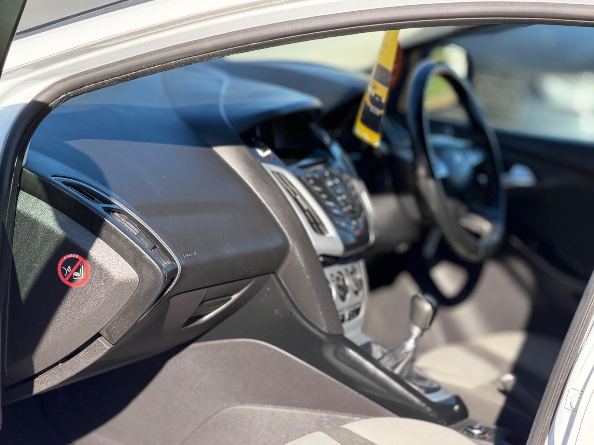 2013 Ford Focus 1.6 TDCi Zetec Euro 5 (s/s) 5dr image 24