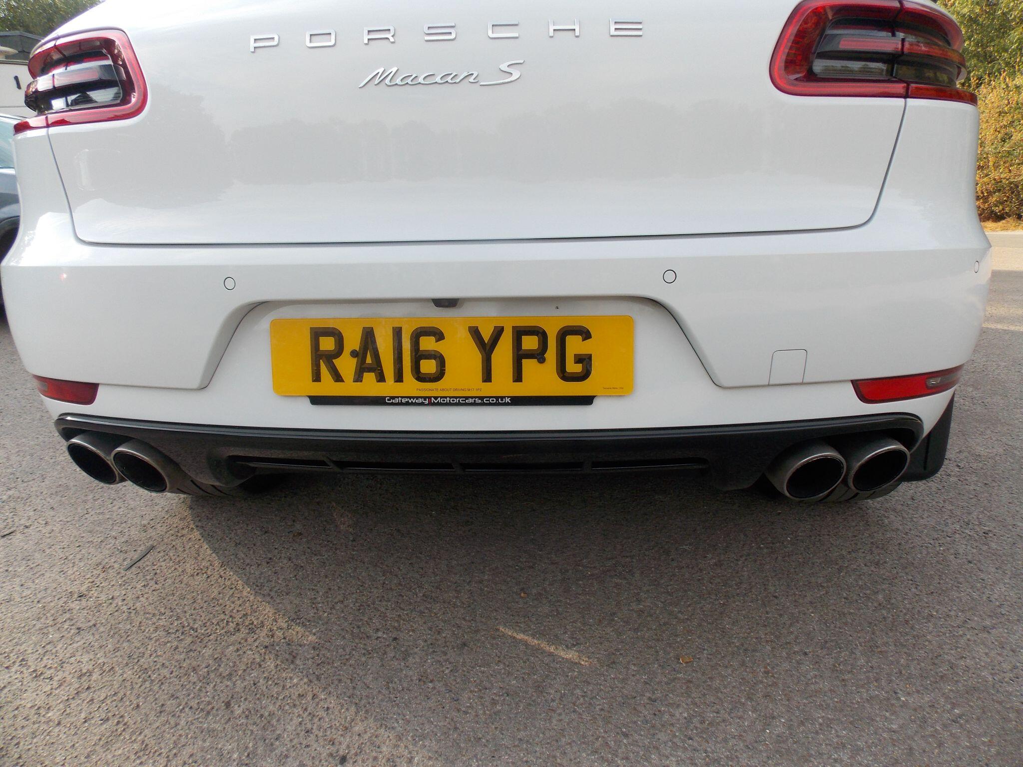 Porsche Macan view 18