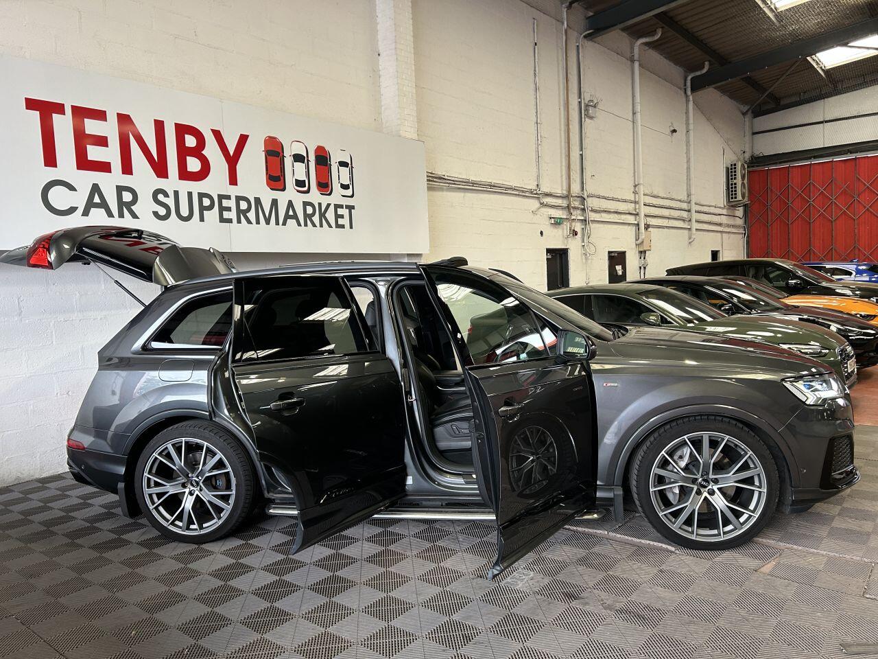 Audi Q7 view 13