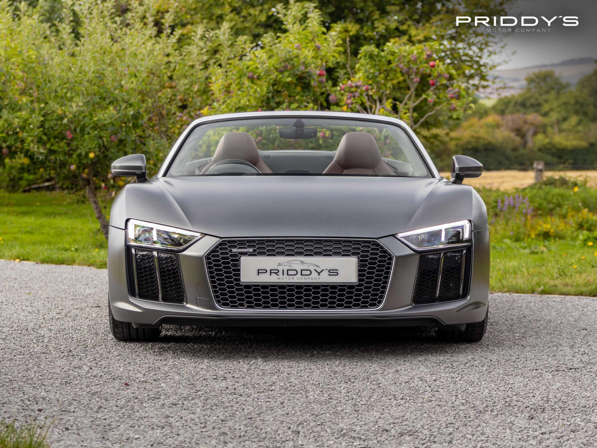 Audi R8 view 2