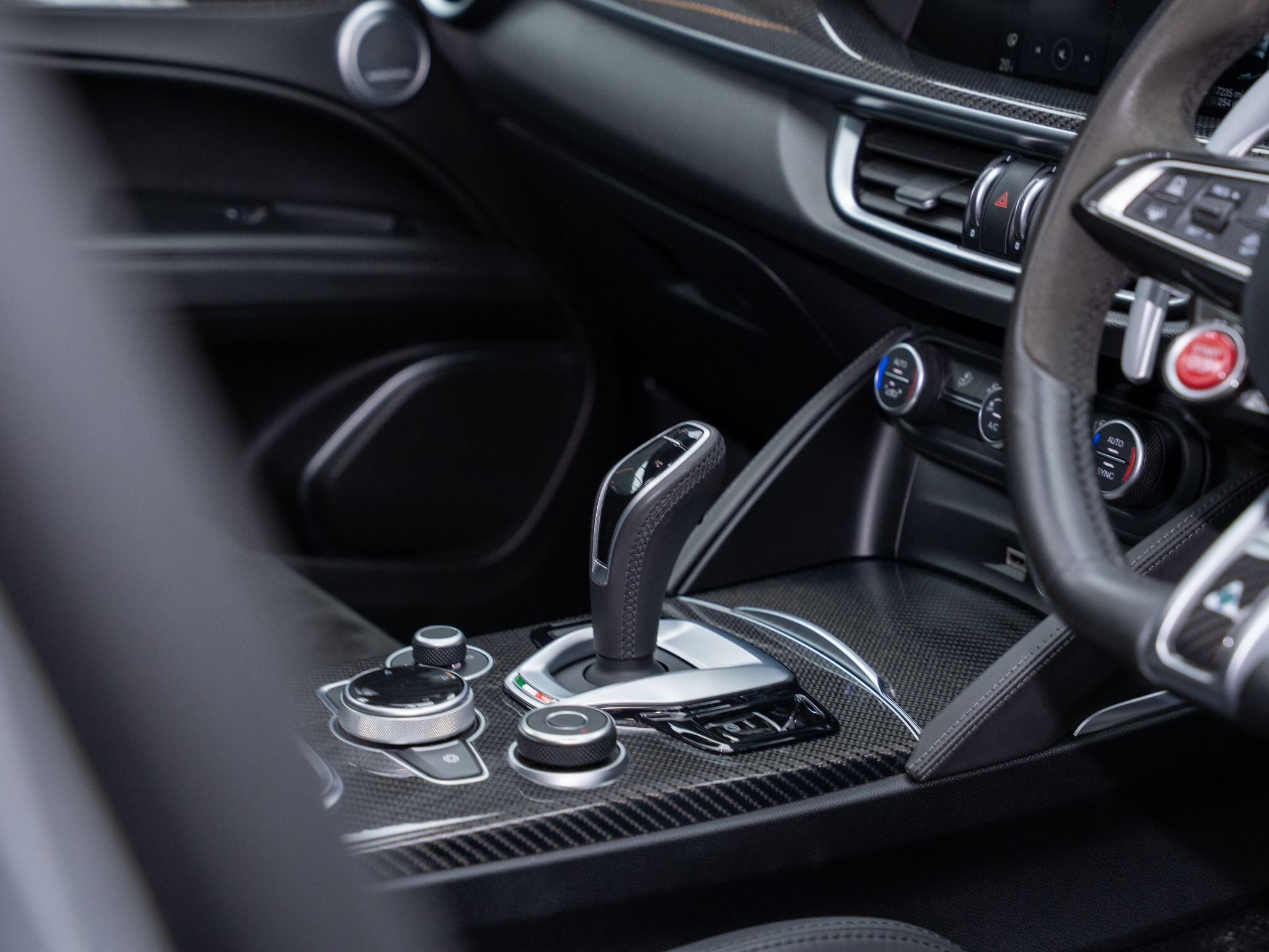 Alfa Romeo Stelvio view 21