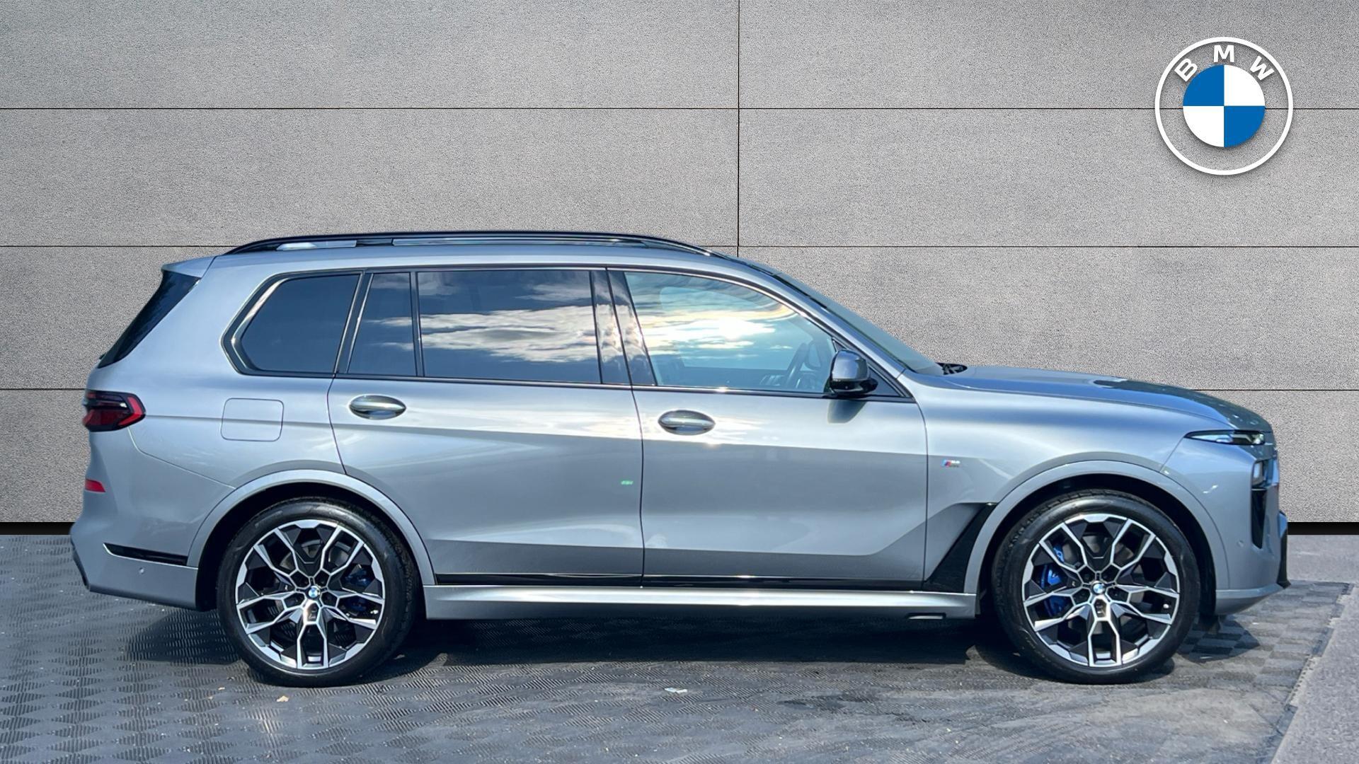 BMW X7 view 3