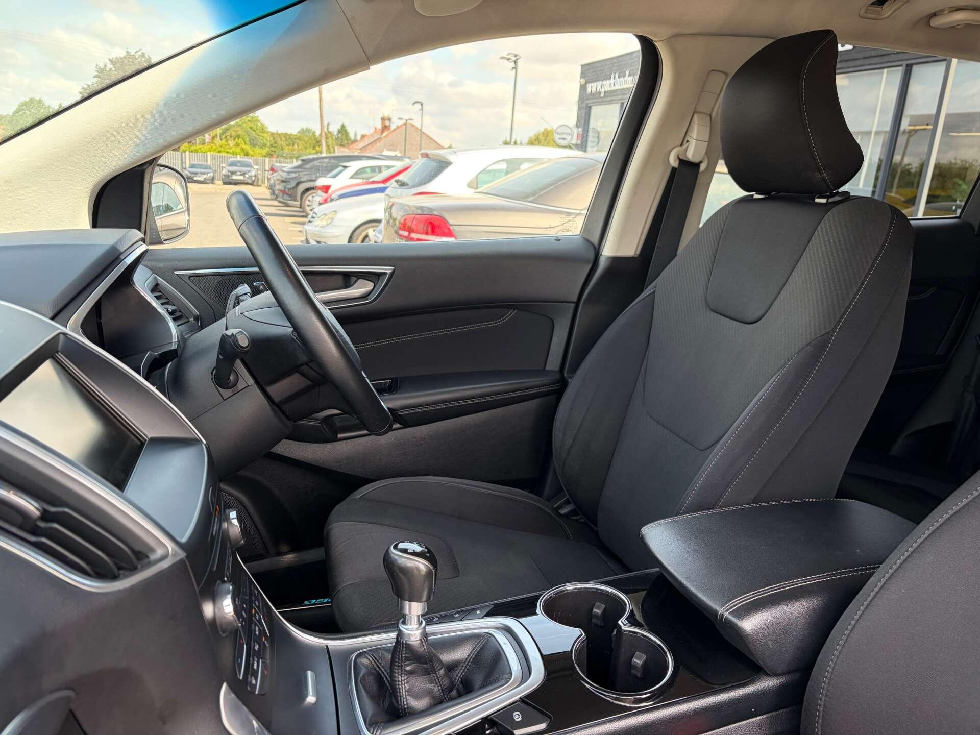 Ford Edge view 18