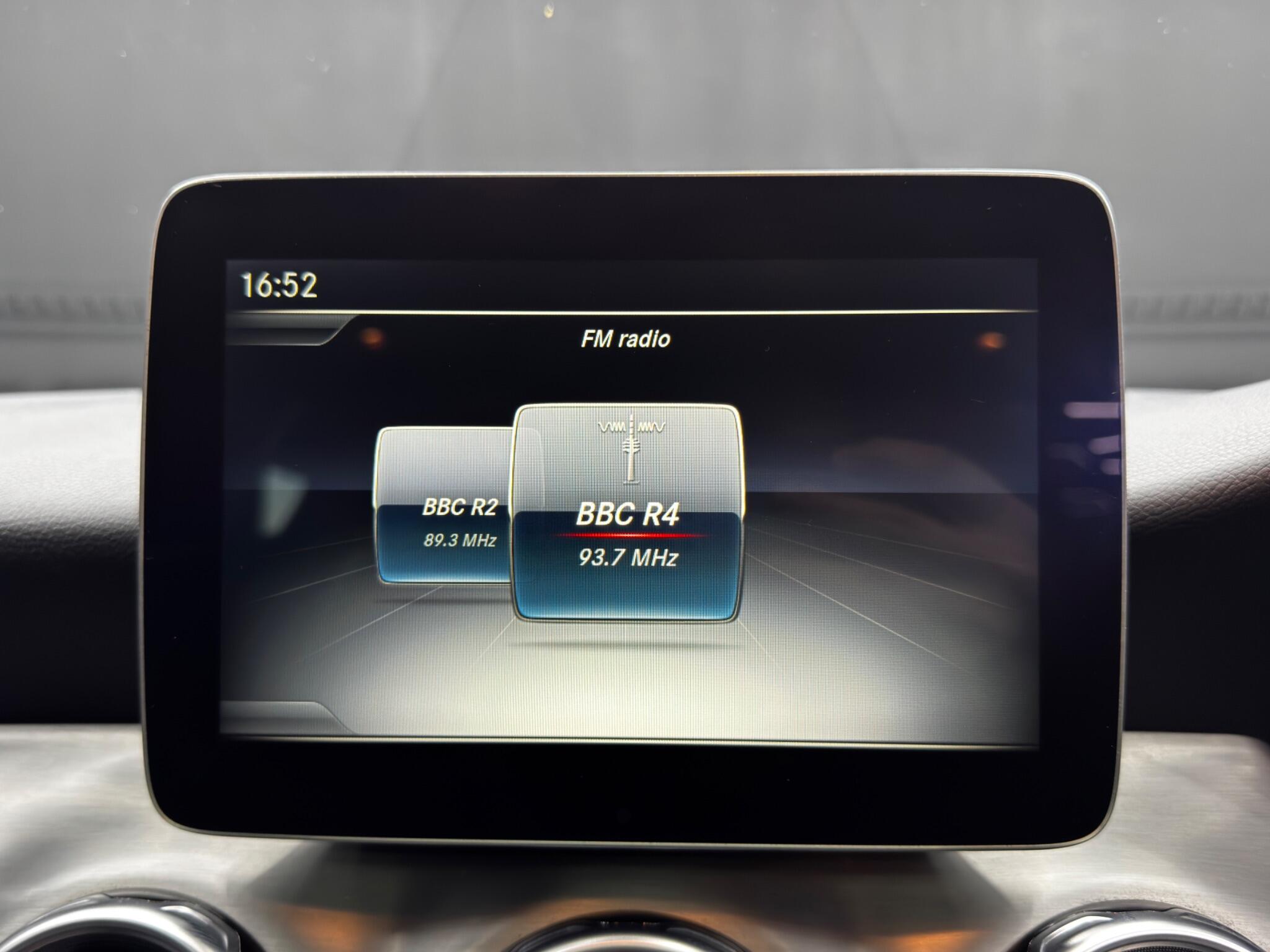 Mercedes-Benz GLA view 28