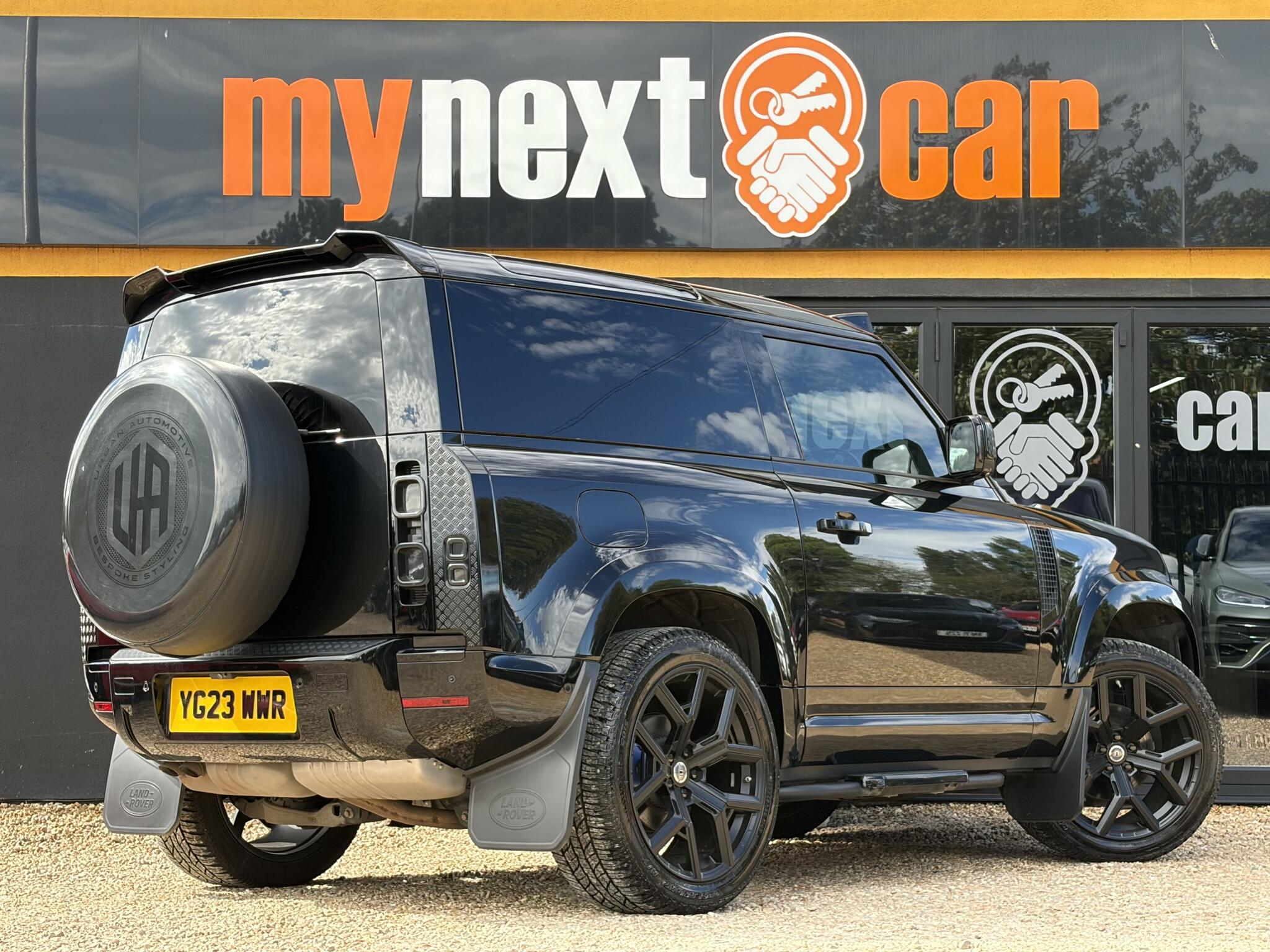 Land Rover Defender 90 view 11