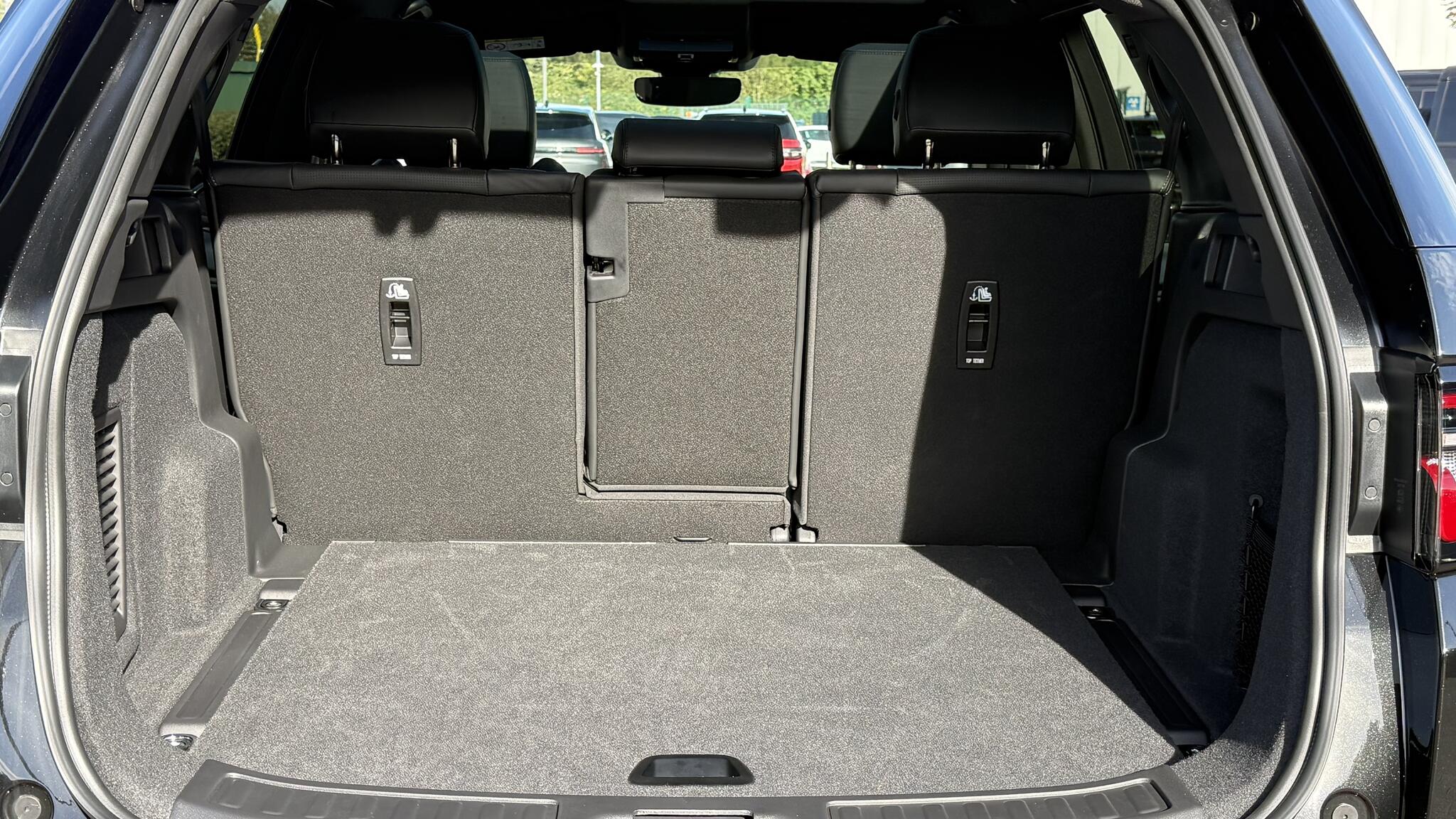 Land Rover Discovery Sport view 10