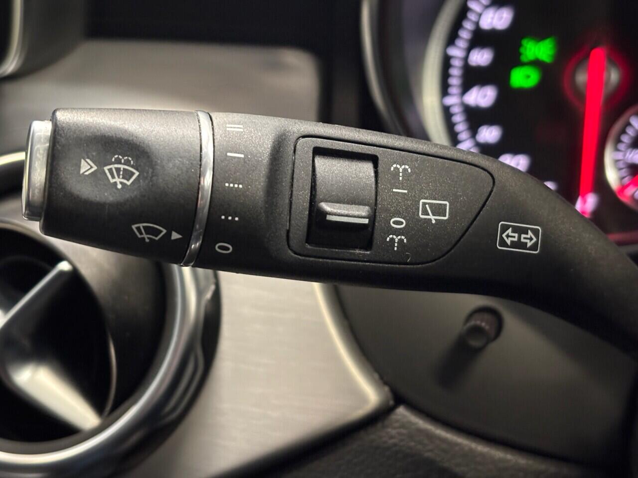 Mercedes-Benz GLA view 35
