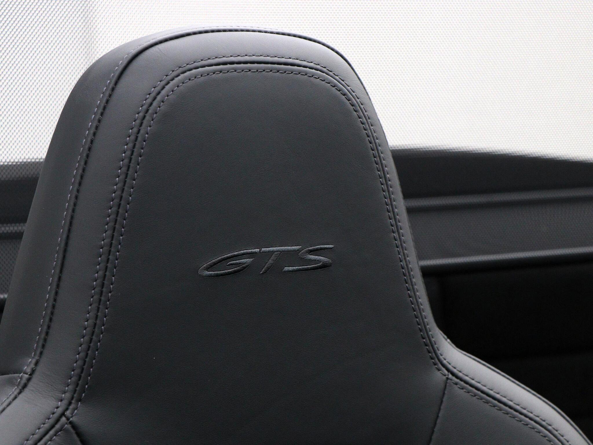 Porsche 911 view 28