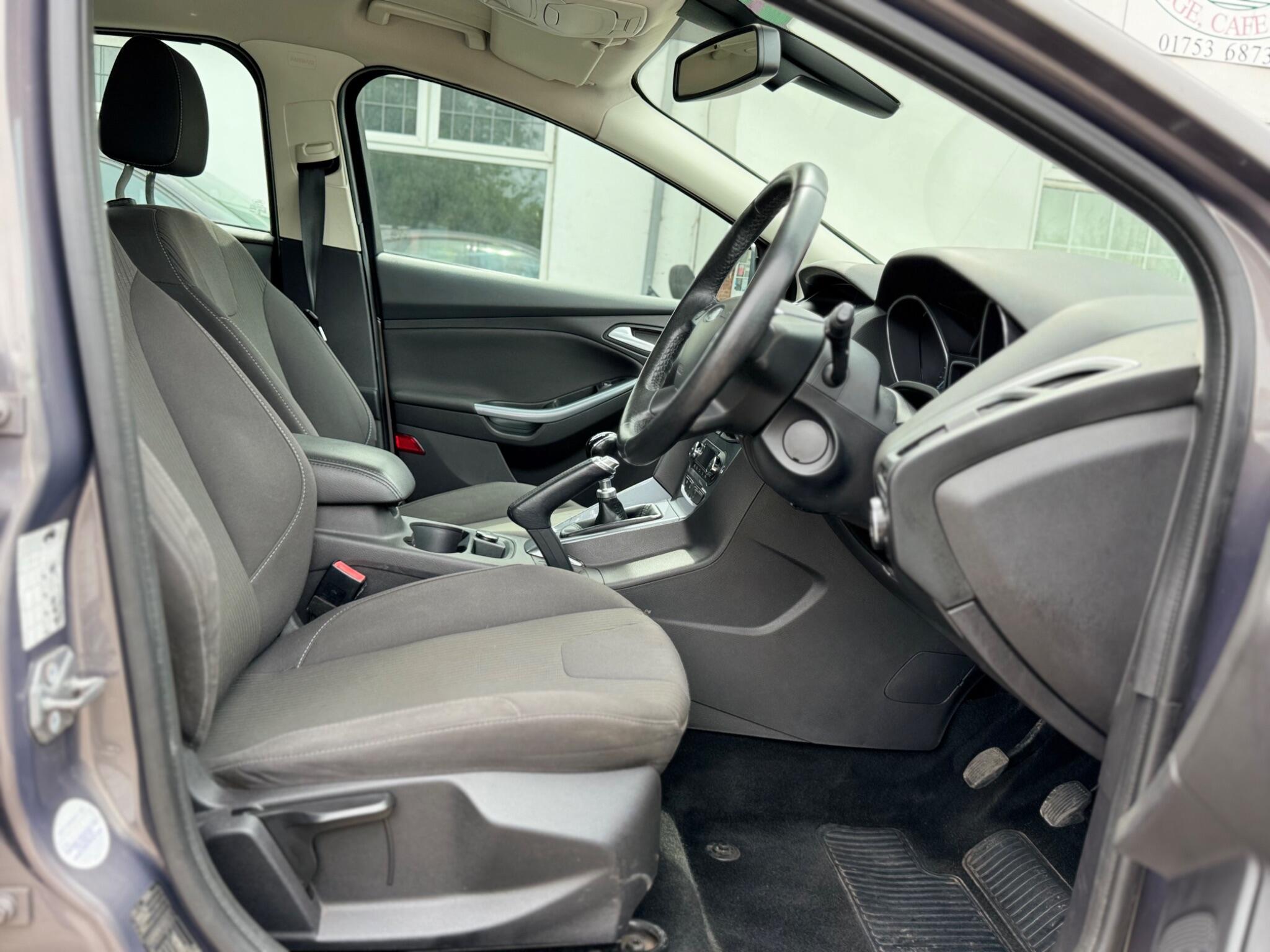 Ford Focus view 13