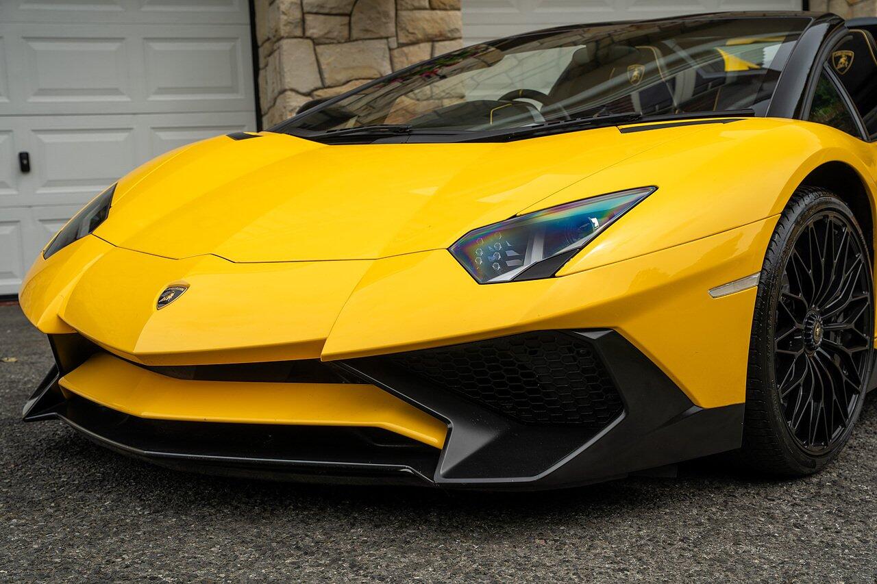 Lamborghini Aventador view 45
