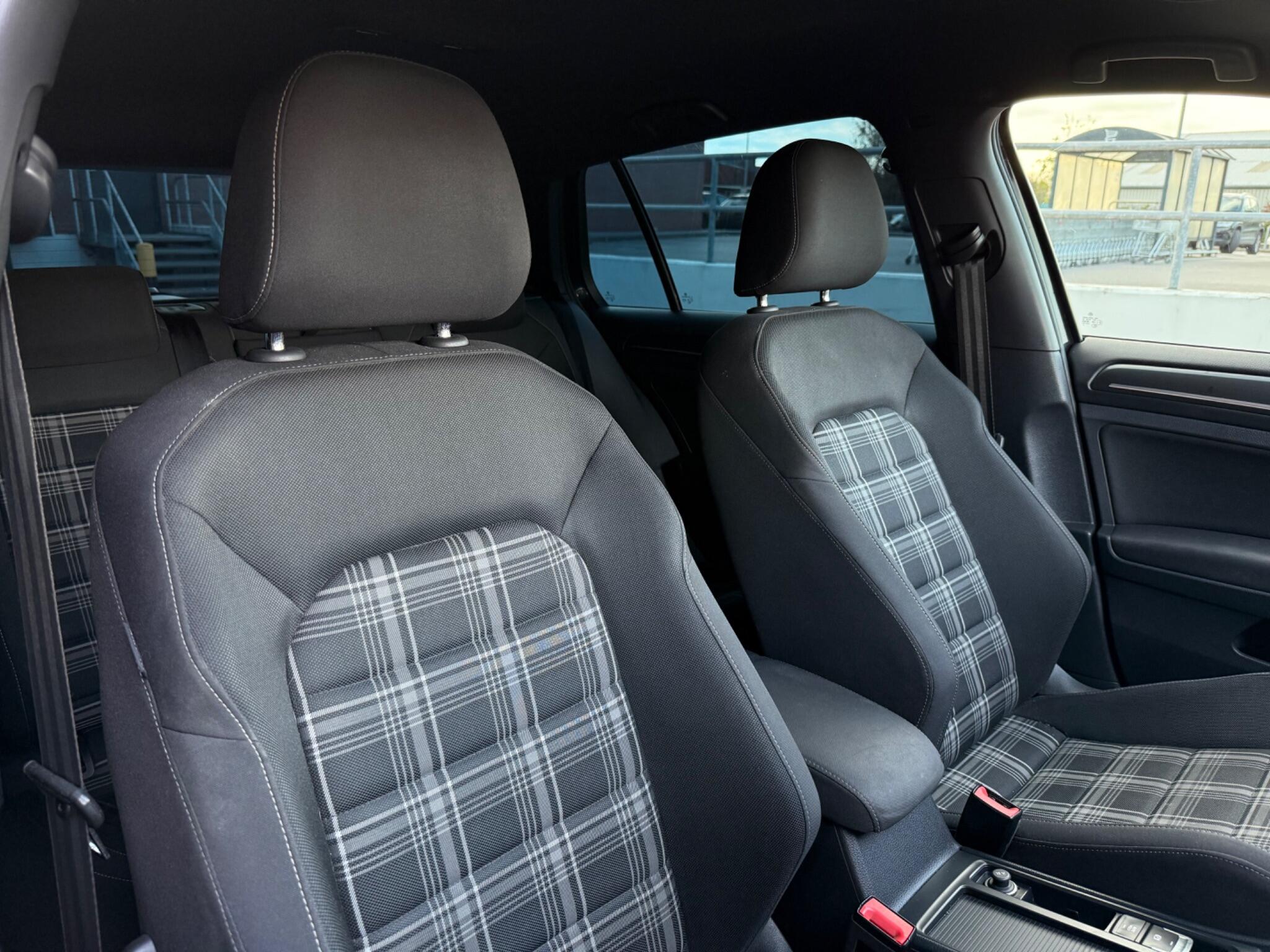 Volkswagen Golf view 19