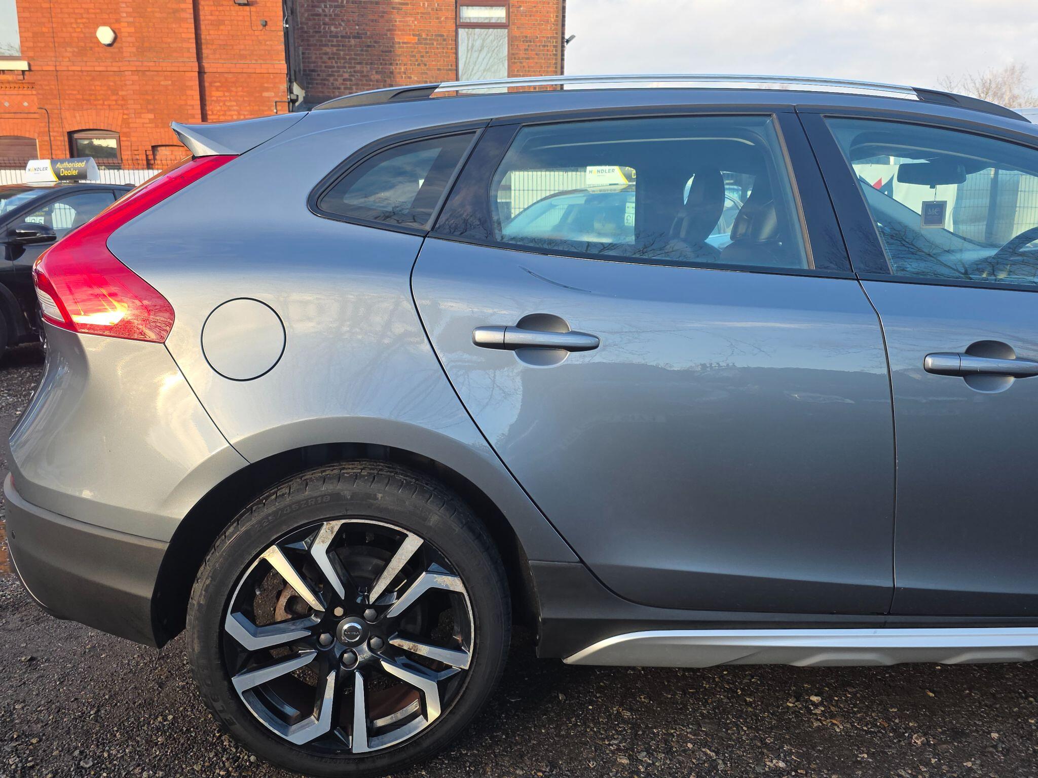 2017 Volvo V40 Cross Country 2.0 T3 Pro Euro 6 (s/s) 5dr • 44,733 miles image 39