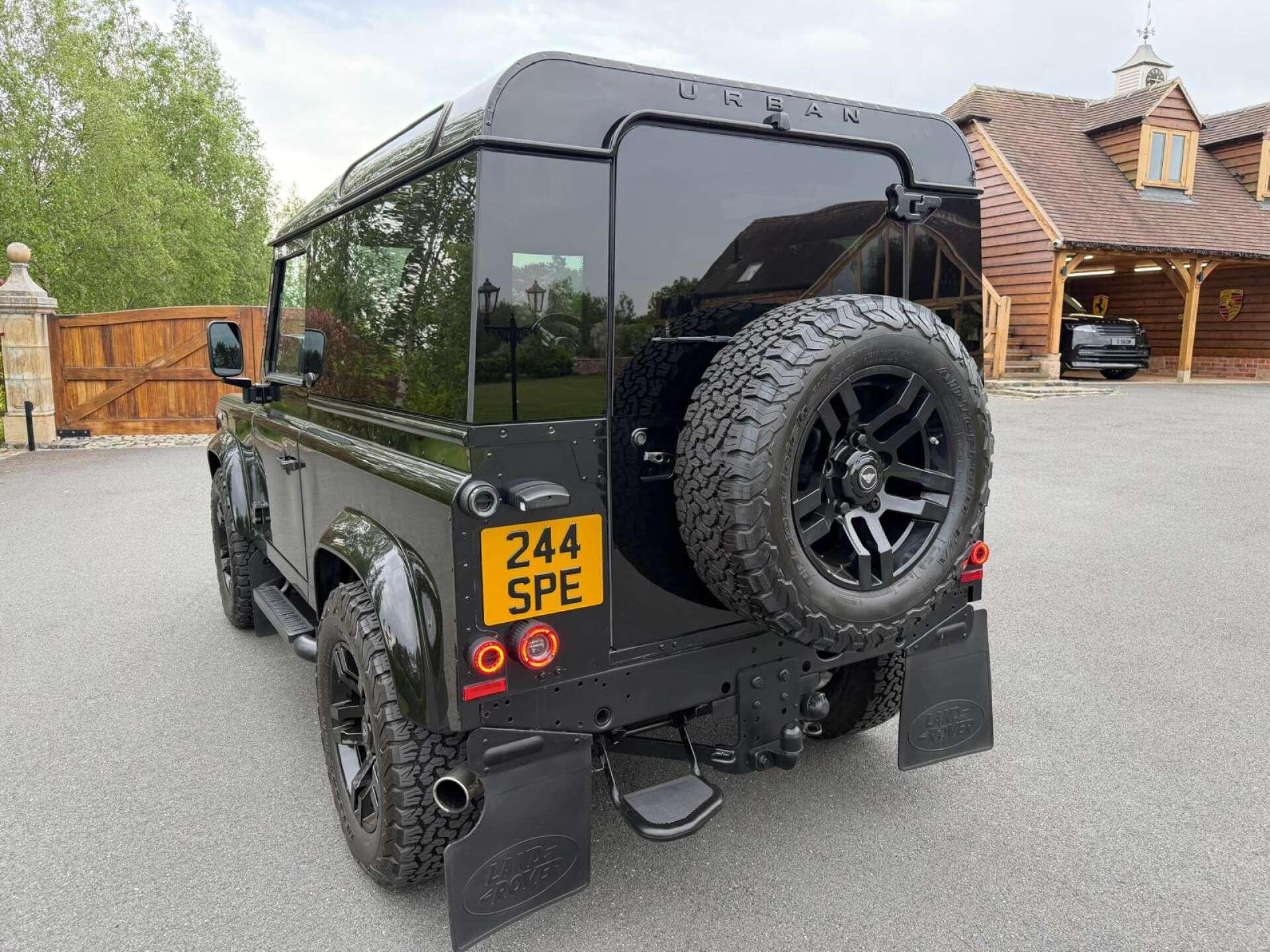Land Rover Defender 90 view 27