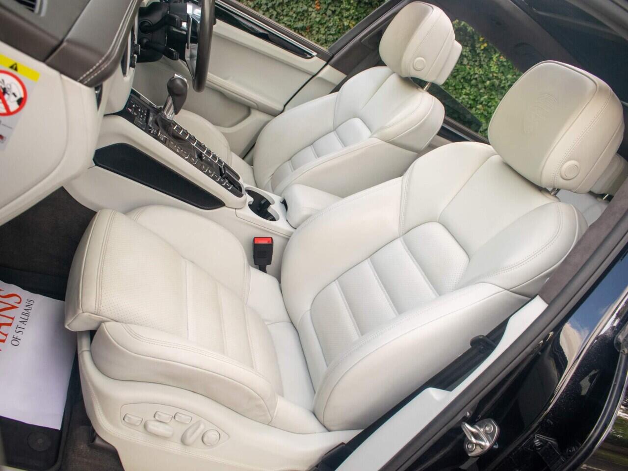 Porsche Macan view 26