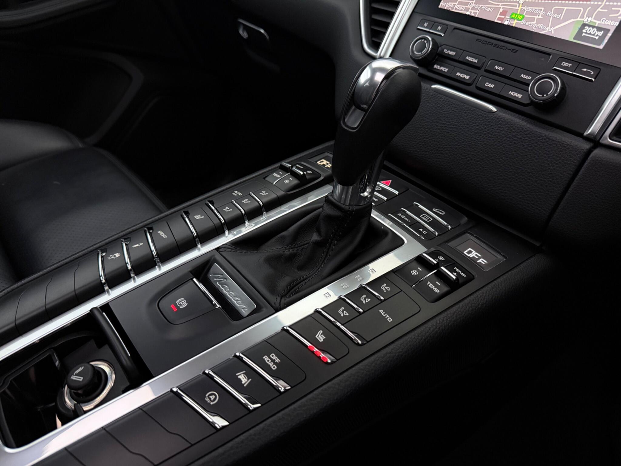 Porsche Macan view 22