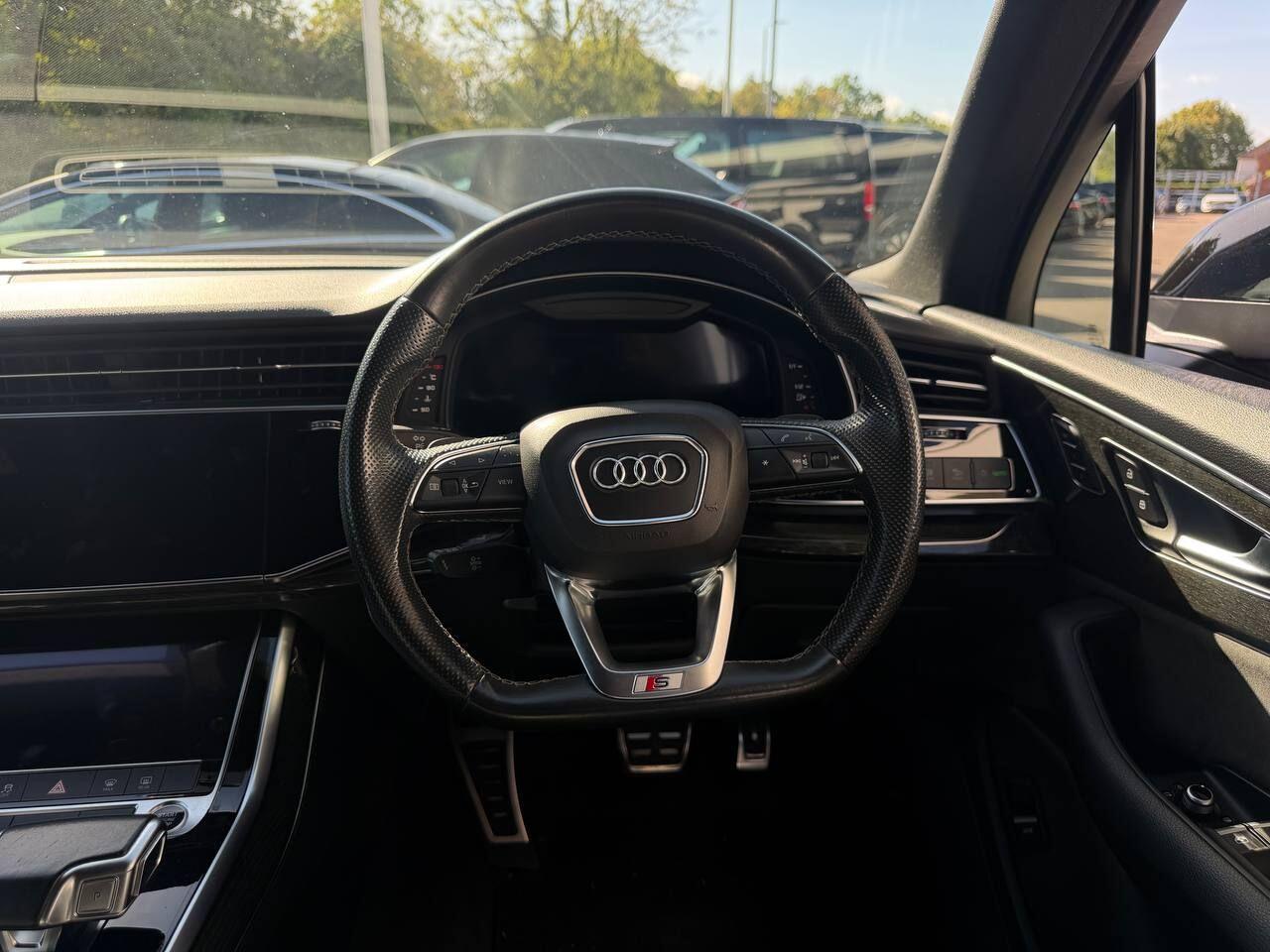 Audi Q7 view 28