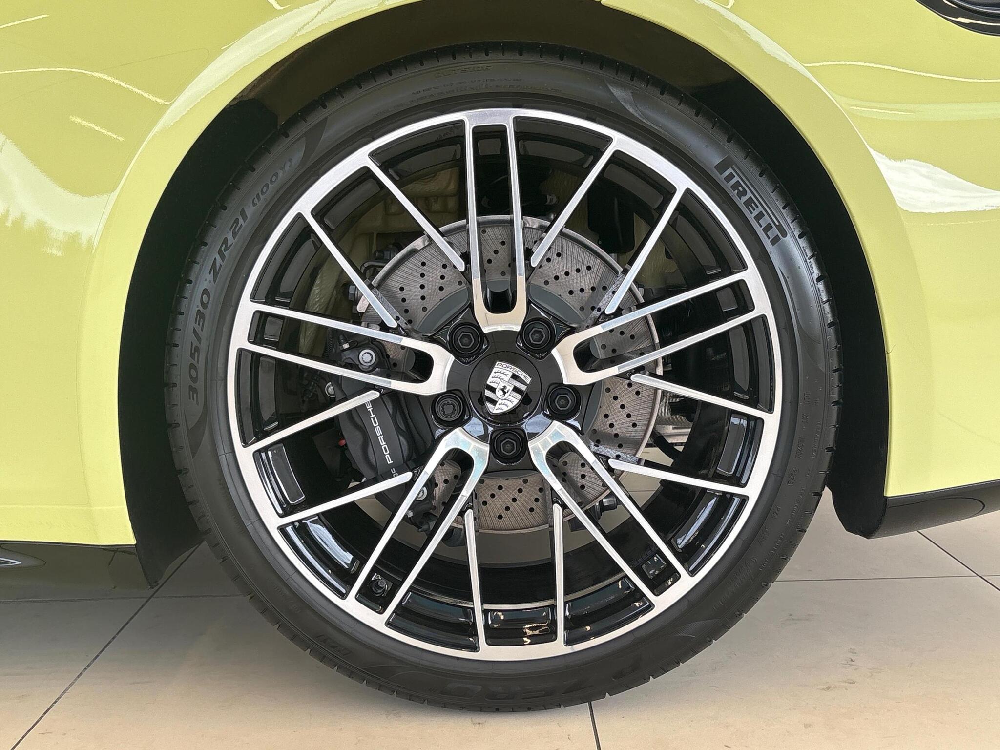 Porsche 911 view 34
