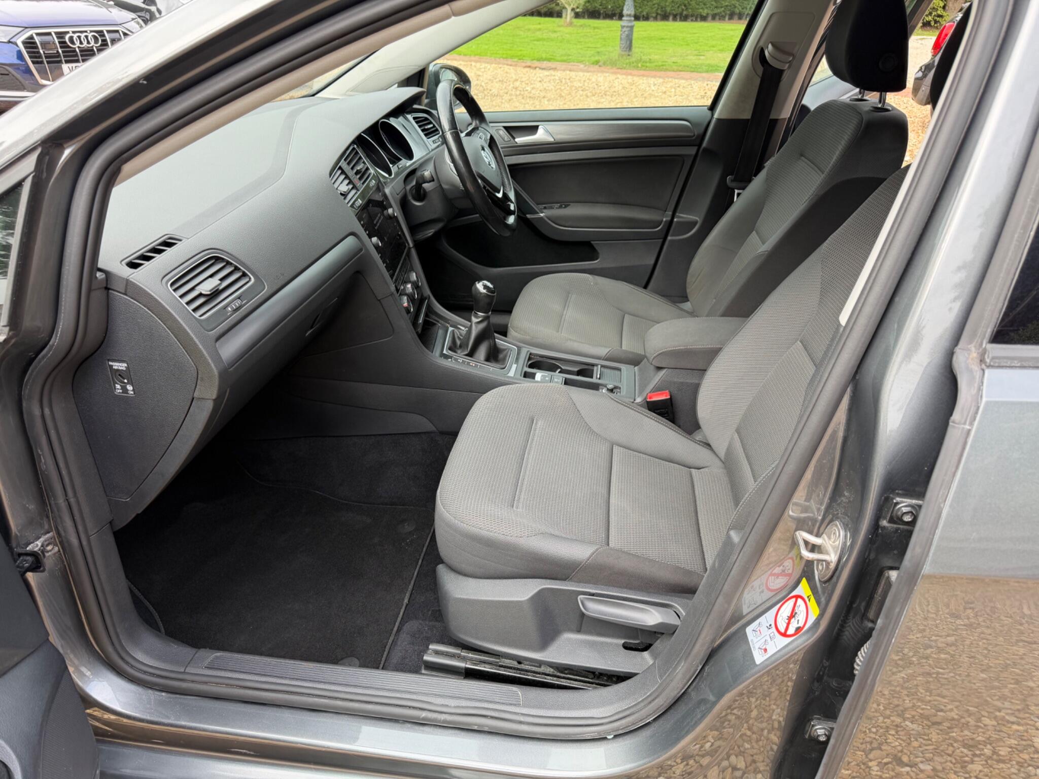 Volkswagen Golf view 23