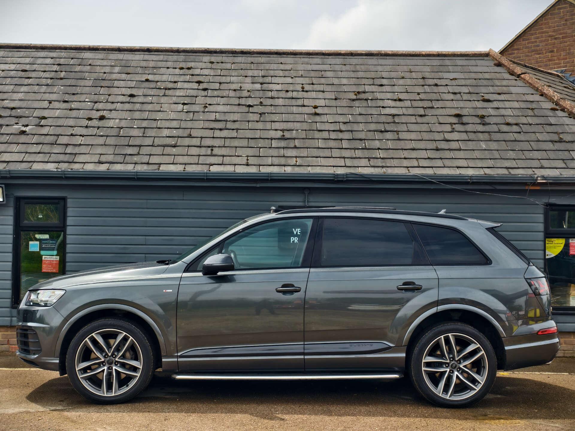 Audi Q7 view 14