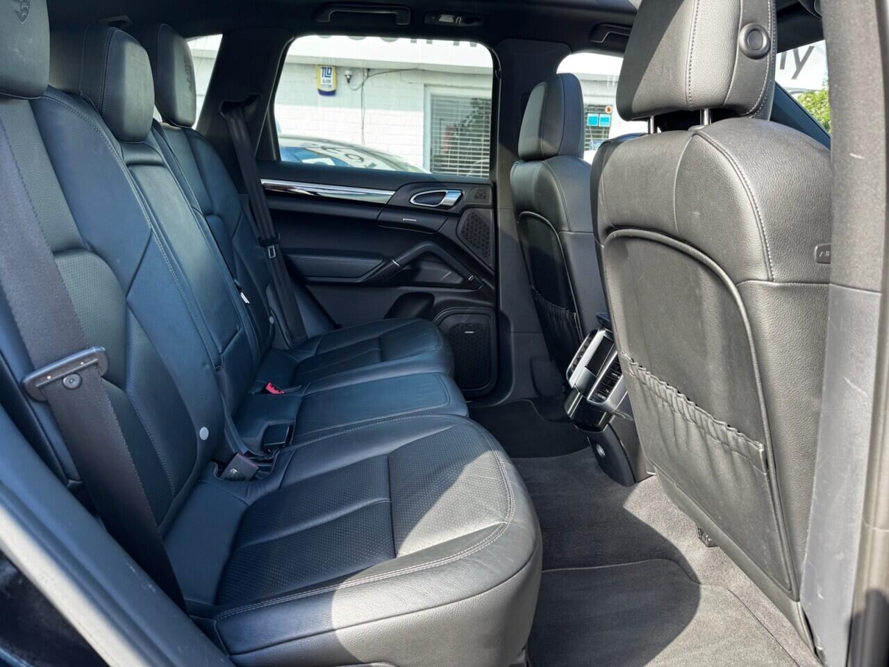 Porsche Cayenne view 40