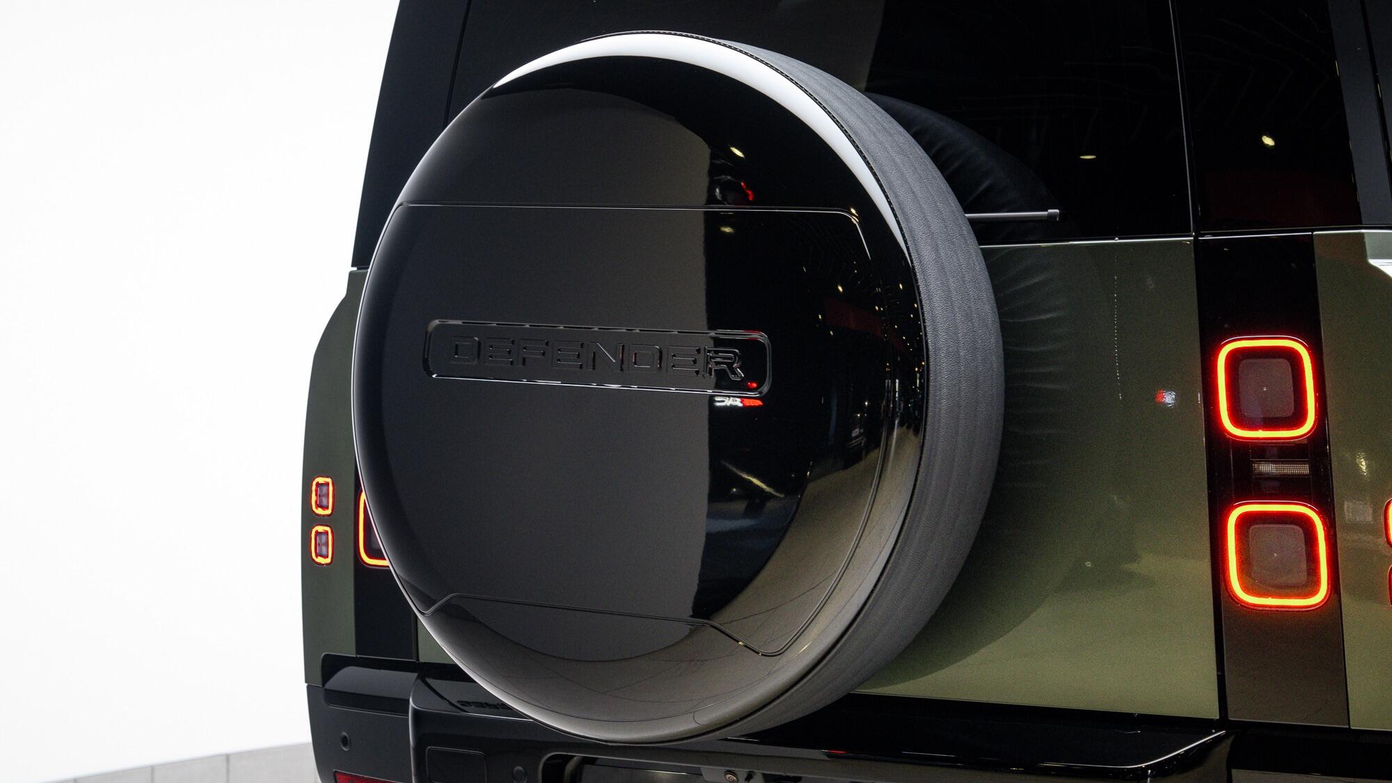 Land Rover Defender 110 view 38