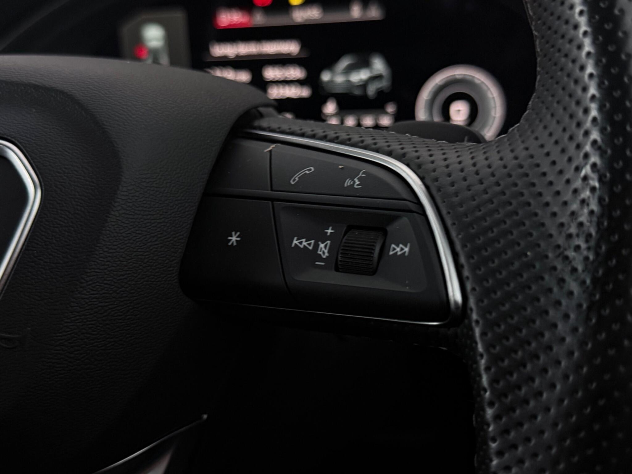 Audi Q5 view 16