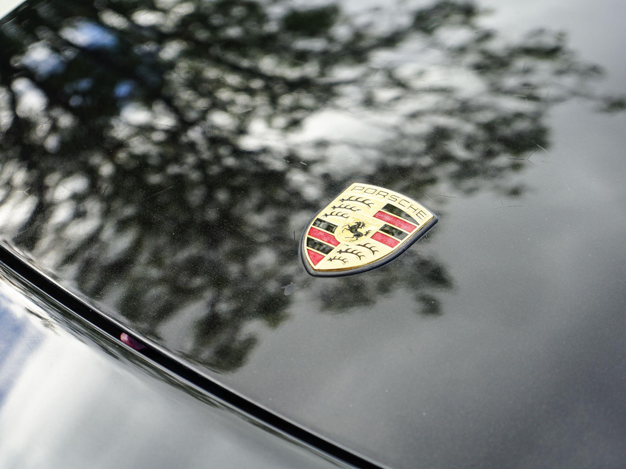 Porsche 911 view 12