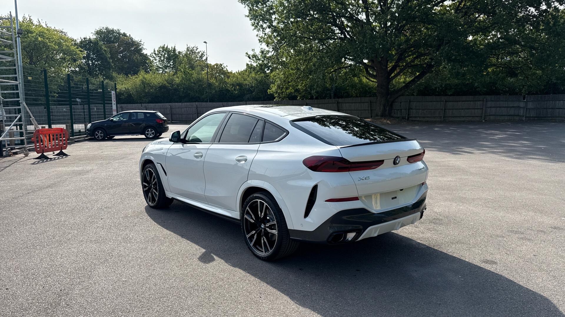 BMW X6 view 28